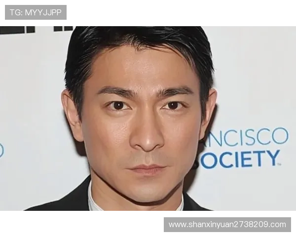 假装路人的足球明星如何在街头展现真实自我与球场魅力